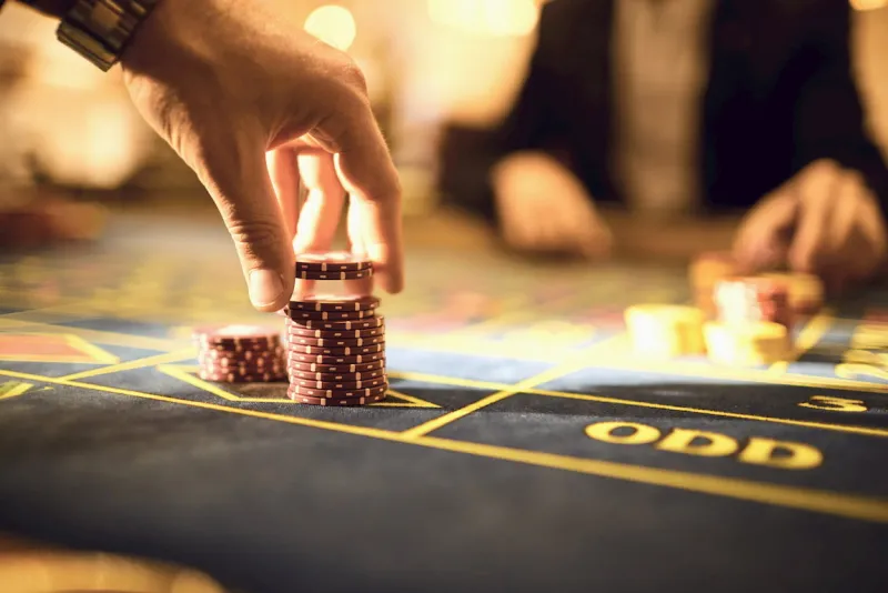 Bend the Card, Tap the Felt: A Field Guide to Reading Asian Table Culture Like a Regular